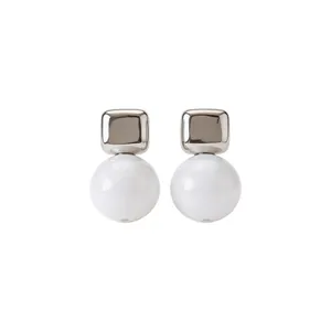 Elegantes pendientes de plata con esferas de resina blanca de diseño retro minimalista