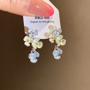 Eleganti orecchini a fiore in stile coreano con petali blu e verdi e strass