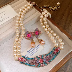 Dettaglio parure vintage con collana a doppio filo di perle e orecchini in cofanetto legno