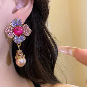 Orecchino a fiore vintage con petali di strass rosa e ciondolo a perla rosa elegante