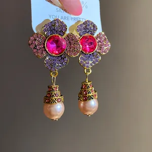 Orecchini a fiore vintage con strass viola ed eleganti pendenti di perle rosa