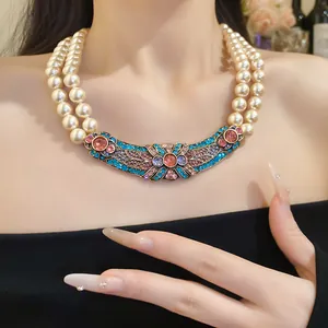 Collana vintage a due fili di perle con ciondolo in strass colorati per un look elegante
