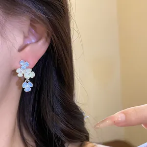 Eleganti orecchini a fiore in stile coreano con cristalli indossati da modella asiatica