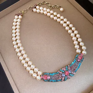 Elegante collana di perle a doppio filo con ciondolo in strass in stile vintage chic
