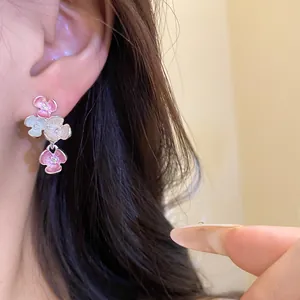 Vista dettagliata di eleganti orecchini a fiore con strass su una modella asiatica