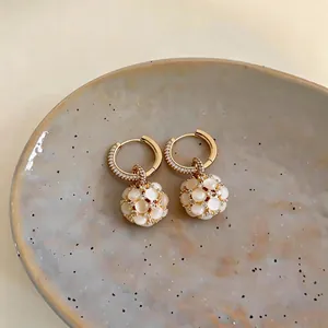 Orecchini a cerchio placcati oro 18k con zirconi e pendenti a sfera in occhio di gatto