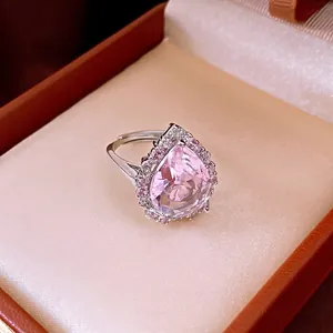 Exquisiter luxuriöser Ring mit rosa Zirkonia in Birnenform und versilbertem Band in Geschenkbox