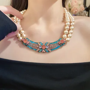 Primo piano della collana di perle a doppio filo con pendente vintage in strass
