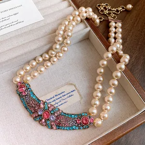 Primo piano di una collana di perle a doppio strato con ciondolo vintage in strass elegante