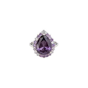 Eleganter birnenförmiger lila Zirkonia-Ring mit einem poliertem silbernen Band