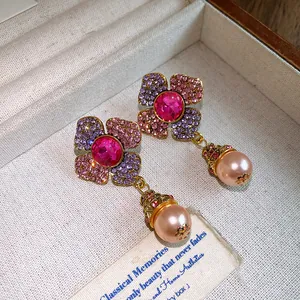 Orecchini vintage a fiore con cristalli viola ed eleganti perle a goccia da donna