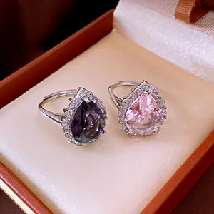 Detaillierte Nahaufnahme eleganter Zirkonia-Ringe im Birnenschliff in einer Luxusbox