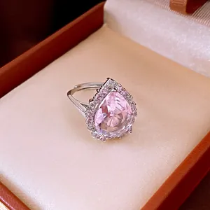 Nahaufnahme eines eleganten pinkfarbenen Tropfenringes in silberfarbenem Gehäuse