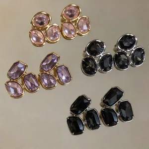 Boucles d'oreilles vintage en alliage avec de grands cristaux à facettes colorés