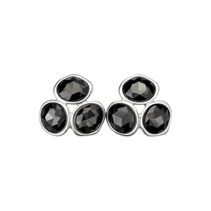 Boucles d'oreilles élégantes argentées avec trois grands cristaux noirs facettés pour femme