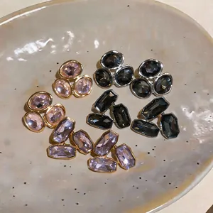 Vue détaillée de boucles d'oreilles élégantes en alliage avec de grands cristaux facettés