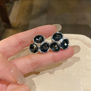 Vue rapprochée de boucles d'oreilles élégantes en alliage avec cristaux bleus