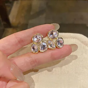 Vue détaillée de boucles d'oreilles élégantes avec cristaux roses et placage d'or.