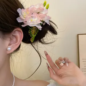 Barrette à cheveux élégante en forme de fleur rose en tissu sur coiffure de modèle