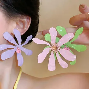 Orecchini a fiore colorati esagerati con design in smalto stropicciato per vacanze