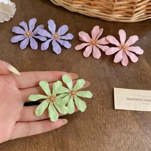 Orecchini a fiori grandi plissettati colori dopamina, design minimalista con smalto a goccia