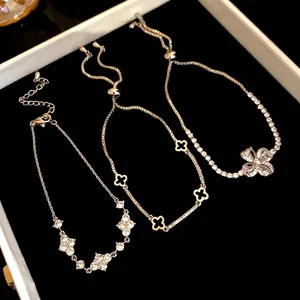 Set di tre eleganti braccialetti regolabili in argento con ciondoli a fiore in zircone