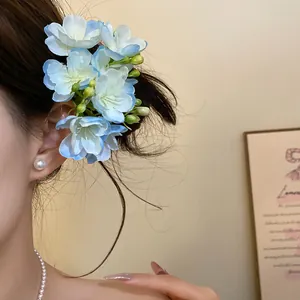 Vue détaillée d'une pince à cheveux en tissu bleu clair portée par un mannequin de mode