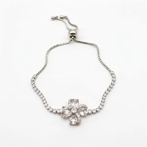 Elegante bracciale regolabile con fiore a quattro foglie in zirconi argento