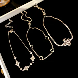 Dettaglio di tre bracciali regolabili in argento con motivi floreali in zirconia.