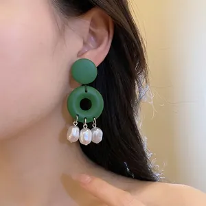 Eleganti orecchini a perno in legno verde con nappe di perle bianche fatte a mano