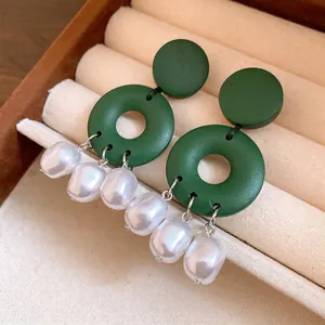 Eleganti orecchini a cerchio in legno verde con nappe di perle barocche bianche