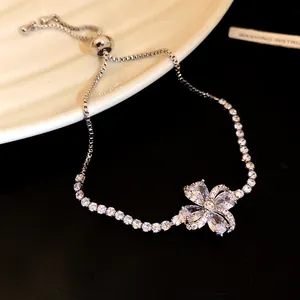 Primo piano del bracciale con fiore a quattro petali in zircone e chiusura regolabile