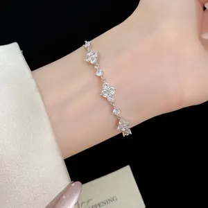 Primo piano di un elegante braccialetto in zircone a fiore argento indossato al polso.