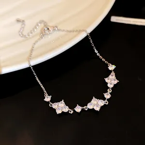 Primo piano di un elegante bracciale a quadrifoglio con scintillanti zirconi