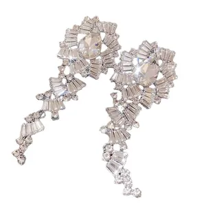 Boucles d'oreilles pendantes à pampilles en cristal français avec zircons étincelants.