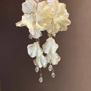 Orecchini pendenti a fiori in chiffon avorio con cristalli e perni in S925