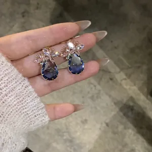Vue détaillée de boucles d'oreilles françaises avec zircon bleu en forme de goutte