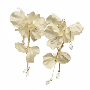 Eleganti orecchini pendenti a fiore in chiffon bianco sporco con perle e cristalli