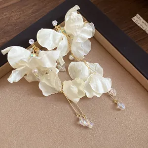 Dettaglio degli orecchini a nappa con fiori in chiffon, perle e perline di cristallo