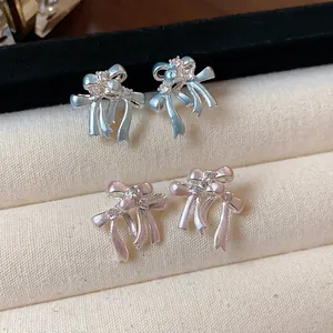 Boucles d'oreilles nœud élégantes en argent et zircon en tons pastel rose et bleu