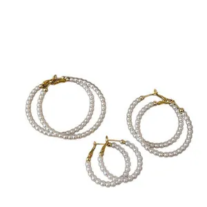 Eleganti orecchini a cerchio con perline in varie dimensioni con finitura dorata e argento.