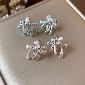 Boucles d'oreilles nœuds élégantes avec zircons et tiges en argent S925 pour femme.