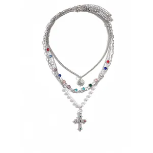 Set di 4 collane a strati con perle, ciondolo a croce e strass colorati brillanti