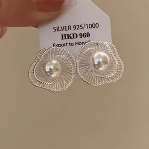 Elegante 925 Sterling Silber Ohrstecker in Blumenform mit einer zentralen Perle verziert.