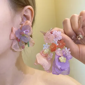 Dolci Orecchini a Pendente con Fiori in Chiffon con Perno in Argento Resina Perline Fatte a Mano Gioielli Floreali da Donna