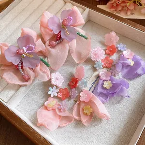 Eleganti orecchini a fiore in chiffon fatti a mano con resina e aghi in argento