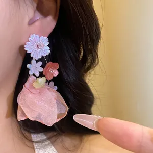 Eleganti orecchini pendenti a fiore in chiffon con ago d'argento per un look dolce