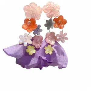 Orecchini a goccia con fiori in resina e petali in chiffon viola stile dolce vacanza