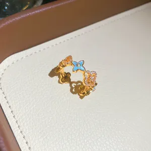 Eleganter verstellbarer Goldring mit blauem Emaille-Blumen- und Zirkon-Anhängern