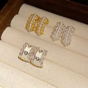 Elegantes pendientes de aro en C con encaje, perlas y corazones de esmalte, joyero chic.